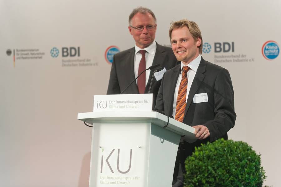 Dr. Hans-Joachim Preuß (Vorstand GIZ) und Nico Peterschmidt (Geschäftsführer Inensus GmbH) stellen gemeinsam das Kooperationsprojekt Mikroenergiewirtschaft vor. © Christian Kruppa/IKU