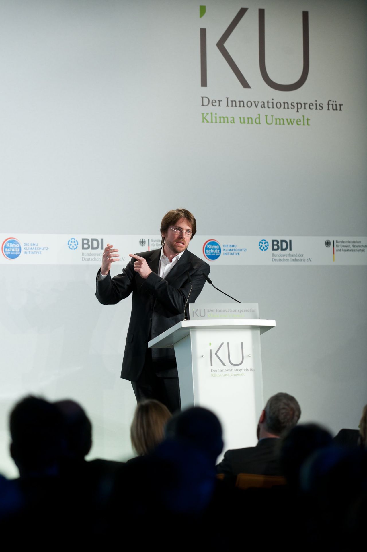 Martin Buchholz, vielfacher Sieger bundesweiter ScienceSlams, begeisterte die Gäste mit Gedanken zur Energieverschwendung im Anschluss an die Preisverleihung. © Christian Kruppa/IKU