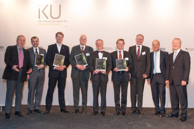 IKU 2010 – Gratulanten und Preisträger (v.l.n.r.): Prof. Dr. Klaus Töpfer (Jury), Dr.-Ing. Detlev Schöppe (Continental), Dr. Christian Friege (Lichtblick AG), Franz Olbrich (Intel GmbH), Prof. Dr. Ulrich Trottenberg (Fraunhofer SCAI), Nico Peterschmidt (Inensus GmbH), Dr. Hans-Joachim Preuß (GIZ), Dr. Urban Rid (Bundesumweltministerium), Dr. Werner Schnappauf (BDI). © Christian Kruppa/IKU